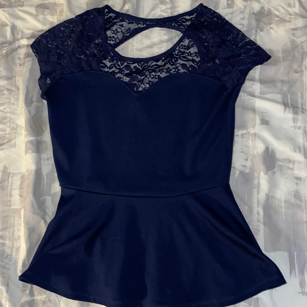 Navy Blue top, in size M. User and in great condition!